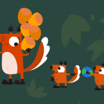 Auf dunkelgrünem Hintergrund sieht man drei gezeichnete Eichhörnchen. Sie stehen nach links gedreht. Das große Eichhörnchen hält gesammelte Nüsse.